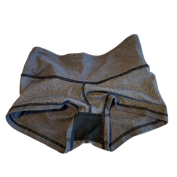 Lululemon Boogie Short Diamond Dot Black & White
Size 4 - Picture 6 of 12